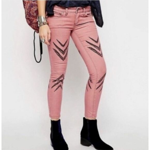 FREE PEOPLE Dotted Ikat Arrow Faded Red Chevron Print Ankle Jeans Size 29 - Picture 1 of 7